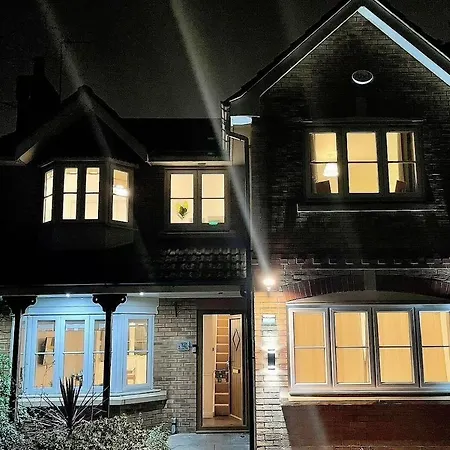 Spacious And Amazing 4 Bedroom Detached House-3
